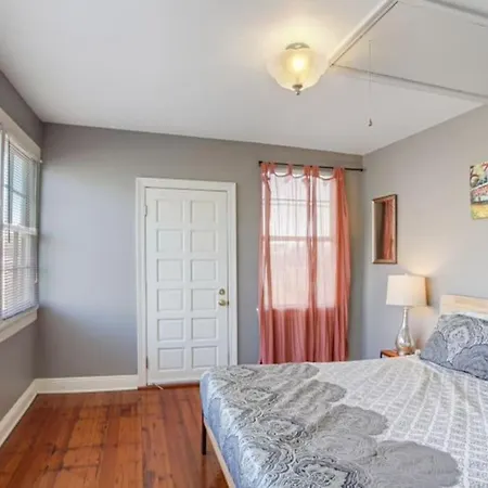 Modern Renovated 3 Bedroom With Large Yard Holiday home *