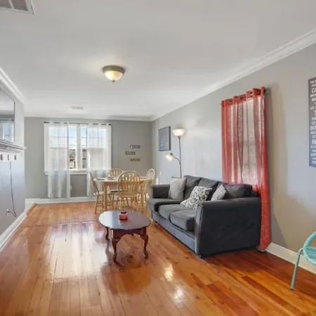Modern Renovated 3 Bedroom With Large Yard Holiday home *