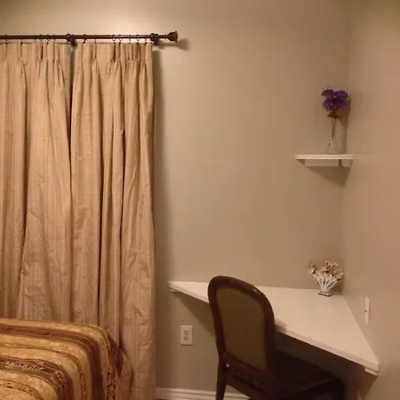 Cozy 3bdr 2bth 1st Floor Unit Apartment *