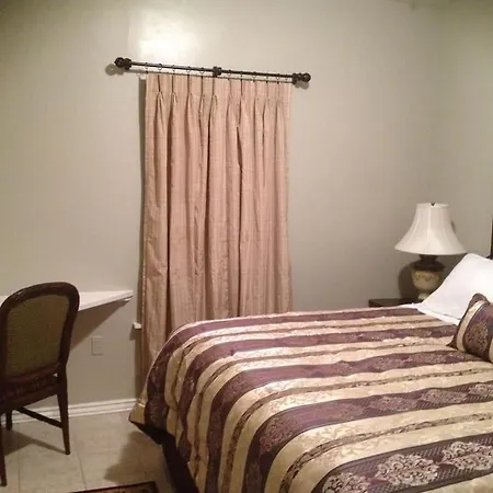 Cozy 3bdr 2bth 1st Floor Unit Apartment *