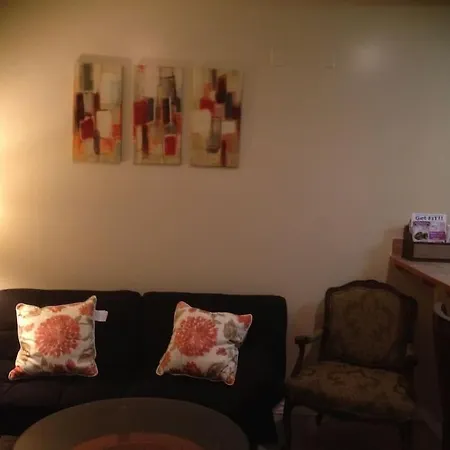 Cozy 3bdr 2bth 1st Floor Unit Apartment *