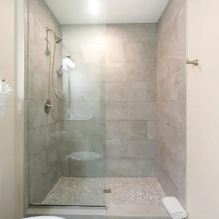 Lively 4br Steps To French Quarter Apartment *