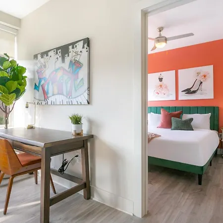 Lively 4br Steps To French Quarter Apartment