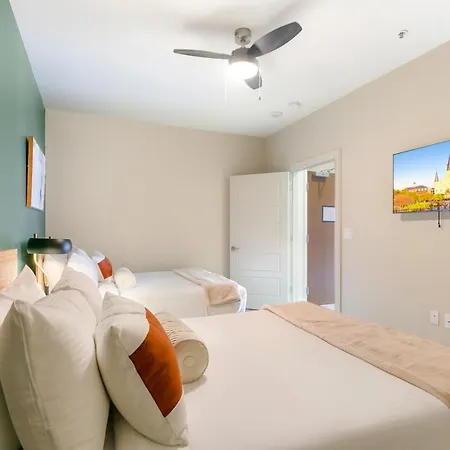 Lively 4br Steps To French Quarter Apartment *