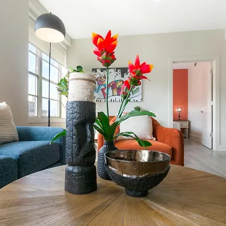Lively 4br Steps To French Quarter Apartment *