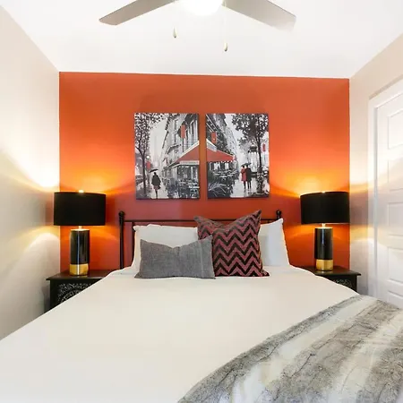 Lively 4br Steps To French Quarter Apartment
