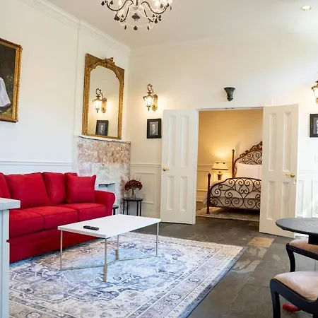 Chateau Esplanade Apartment *