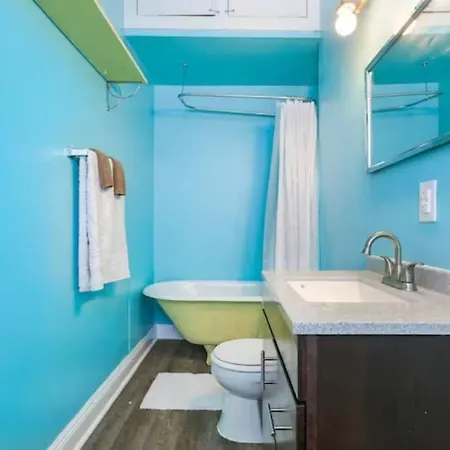 Apartment French Quarter Charm: St Philip St Historic Haven 1515