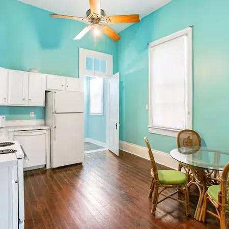 Apartment French Quarter Charm: St Philip St Historic Haven 1515 *