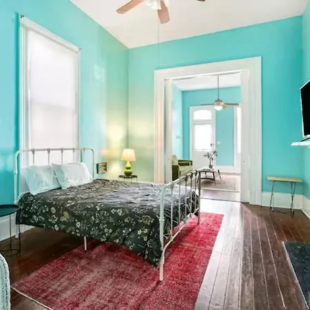 Apartment French Quarter Charm: St Philip St Historic Haven 1515