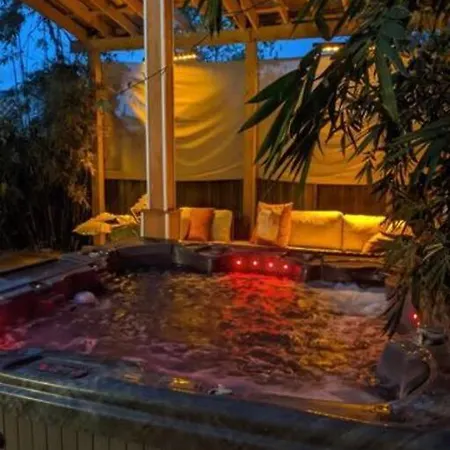 Jazzy Vibrant Getaway Hot Tub Cabana 1517 Apartment