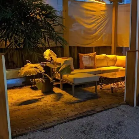 Jazzy Vibrant Getaway Hot Tub Cabana 1517 Apartment New Orleans