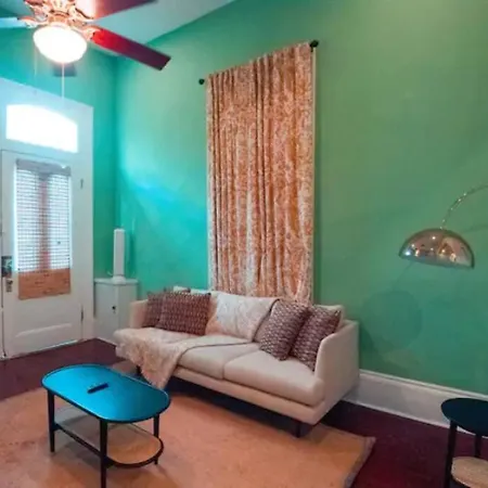 Jazzy Vibrant Getaway Hot Tub Cabana 1517 New Orleans