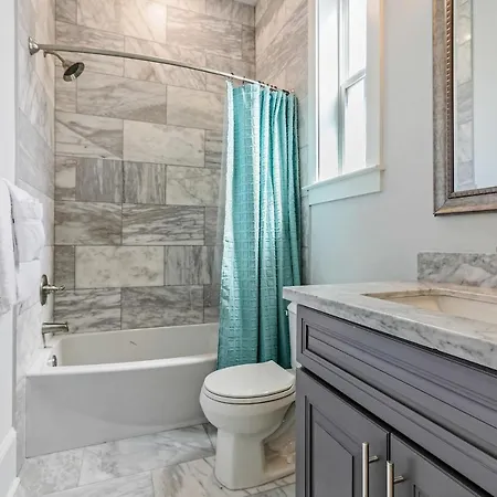 Apartment Spacious 5br Urban Retreat W Balcony & Pool *