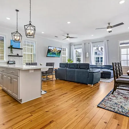 Spacious 5br Urban Retreat W Balcony & Pool