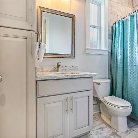 Spacious 5br Urban Retreat W Balcony & Pool Apartment *