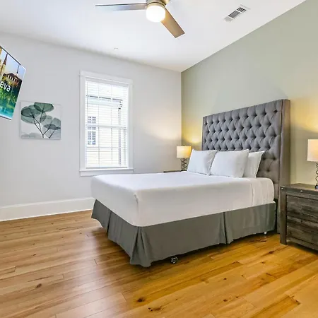 Apartment Spacious 5br Urban Retreat W Balcony & Pool