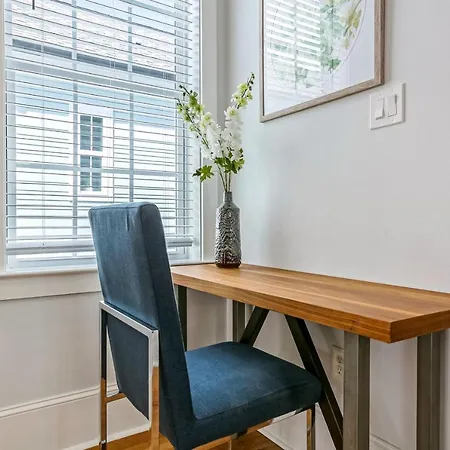 Spacious 5br Urban Retreat W Balcony & Pool Apartment New Orleans
