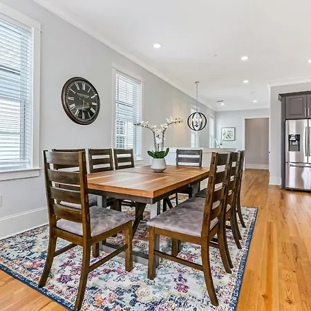 Spacious 5br Urban Retreat W Balcony & Pool Apartment New Orleans
