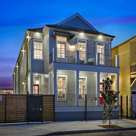Spacious 5br Urban Retreat W Balcony & Pool Apartment