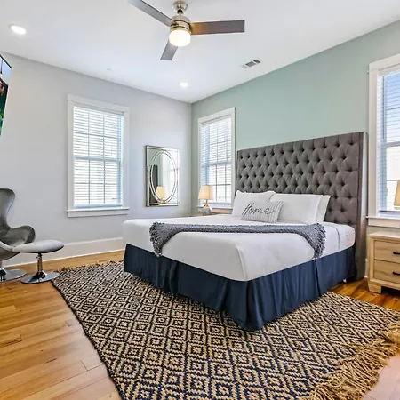Spacious 5br Urban Retreat W Balcony & Pool