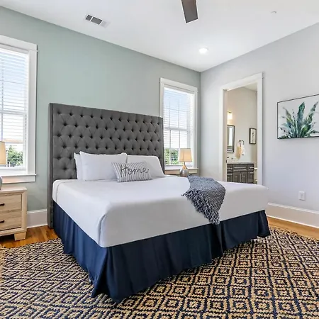 Spacious 5br Urban Retreat W Balcony & Pool Apartment *