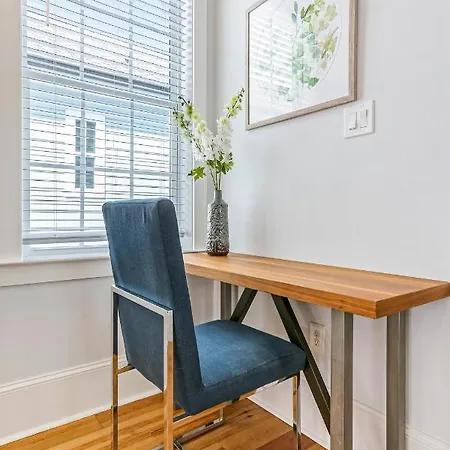 Spacious 5br Urban Retreat W Balcony & Pool Apartment