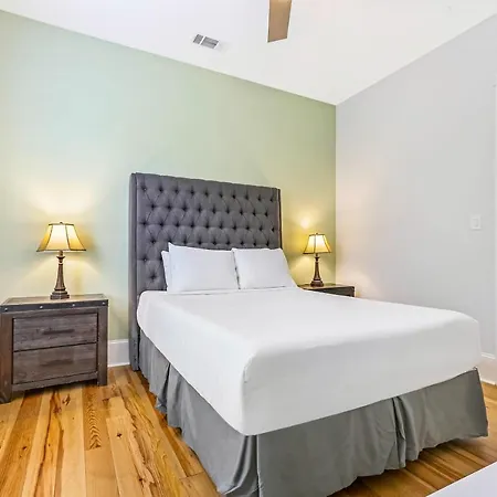 Spacious 5br Urban Retreat W Balcony & Pool Apartment *