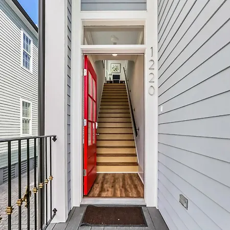 Spacious 5br Urban Retreat W Balcony & Pool *