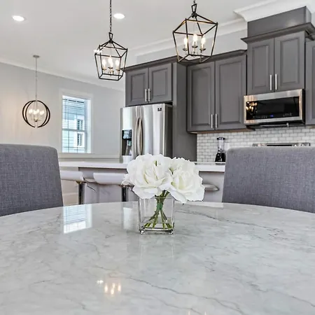 Spacious 5br Urban Retreat W Balcony & Pool Apartment New Orleans
