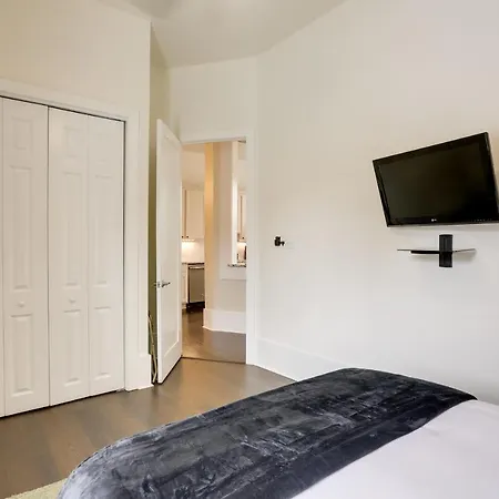Spacious Downtown Vacation