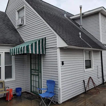 1-bedroom With Living And Kitchen, Next To Master -no Pets Homestay New Orleans