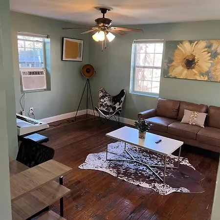 Apartment 2 Blocks From French Quarters *