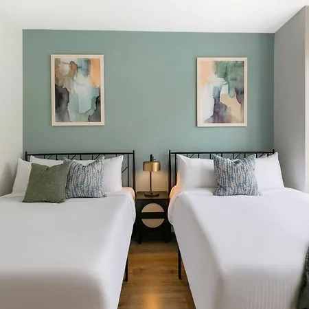 Apartment Timeless Elegance: 4br Luxury In