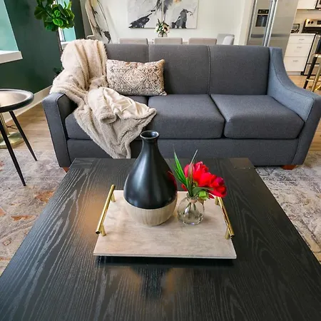 Apartment Timeless Elegance: 4br Luxury In