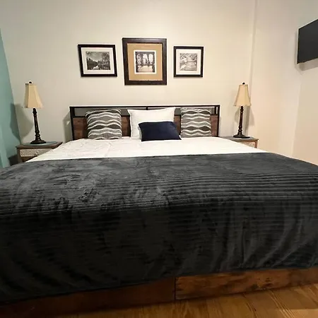 Chic Two-bedroom On Camp St, *