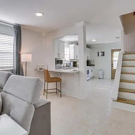 Holiday home 7 Mi To French Quarter: Modern In