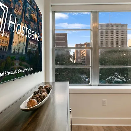 Spacious 4-bed Steps From French Quarter Apartment