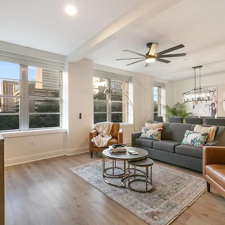 Spacious 4-bed Steps From French Quarter Apartment