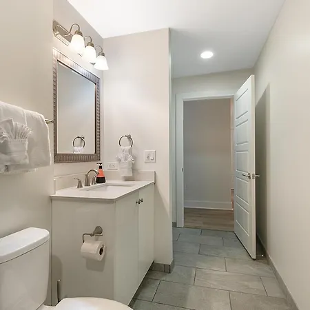 Spacious 4-bed Steps From French Quarter Apartment *
