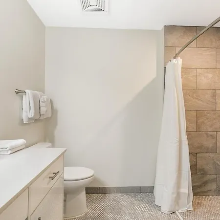 Spacious 4-bed Steps From French Quarter Apartment New Orleans