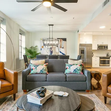 Spacious 4-bed Steps From French Quarter Apartment