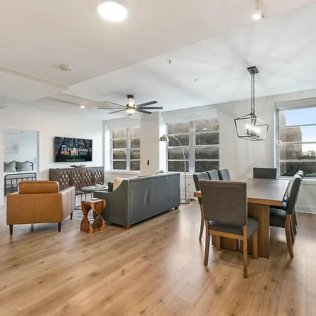 Spacious 4-bed Steps From French Quarter Apartment
