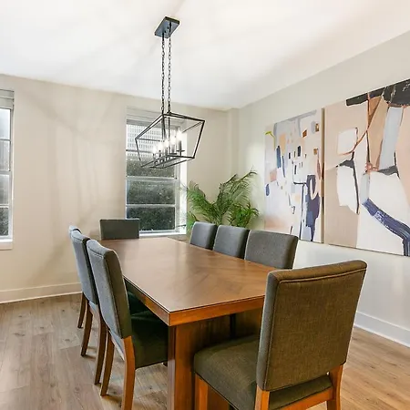 Apartment Spacious 4-bed Steps From French Quarter *