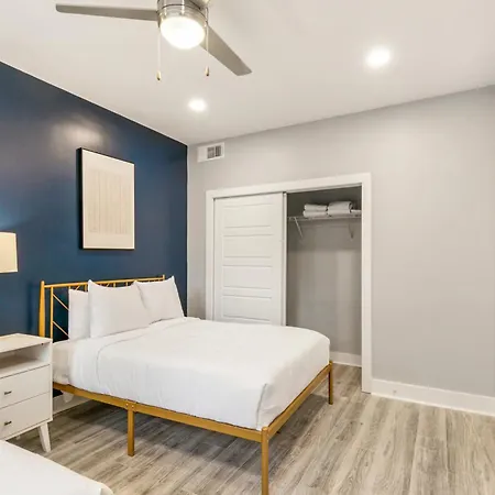 4bd Oasis - Steps To French Quarter Apartment *