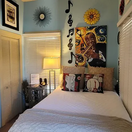 Jazzy Studio In A Great Location Apartment *