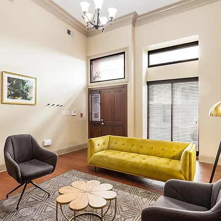 Chuck's Place Aparthotel