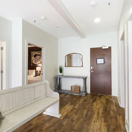 Festive 4br In The Heart Of Nola