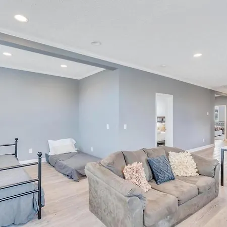 Gentilly Gem - Nestle Between The Lakefront Arena, Suno, And Uno