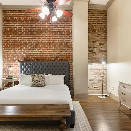 Chuck's Place Aparthotel